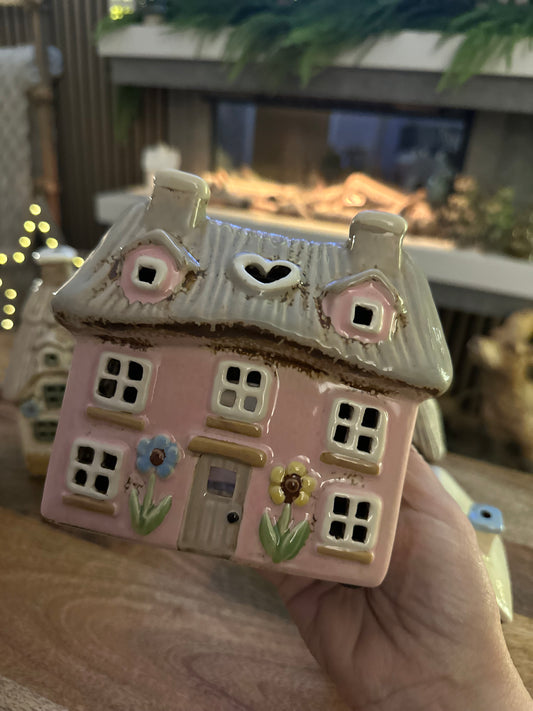 Stonewear Pink Thatched Cottage House  with Embossed Flowers Melt Warmer